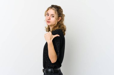 Beyaz arka plandaki genç beyaz kadın başparmak uzakta, gülüyor ve kaygısız..