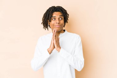 Genç Afrikalı Amerikalı Rasta adam dua ediyor, bağlılık gösteriyor, dindar biri ilahi ilham arıyor..