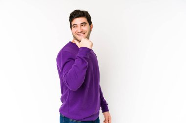 Genç adam beyaz arka planda izole edilmiş, başparmak uzakta, gülüyor ve kaygısız..