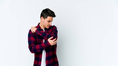 Beyaz arka planda izole edilmiş beyaz tenli genç bir adam kötü bir hareketin ardından acı çekiyor..