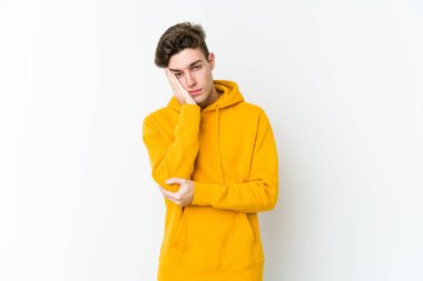 Beyaz arka planda izole edilmiş, sıkılmış, yorgun ve dinlenmeye ihtiyacı olan genç beyaz bir adam..