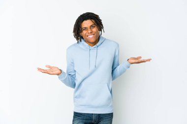 Genç Afrikalı Amerikalı Rasta adamın kafası karışmış ve omuz silkiyor..