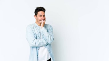 Beyaz arka planda izole edilmiş genç beyaz adam korkmuş ve korkmuş..