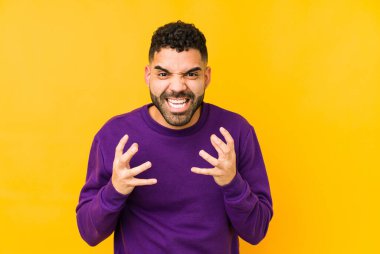 Genç, melez Arap bir adam yalnız, gergin elleriyle çığlık atıyor..