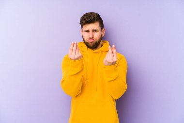 Mor arka planda izole edilmiş genç bir adam, kadının hiç parası olmadığını gösteriyor..