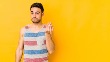 Kafkasyalı genç adam, sarı fırında izole edilmiş, parasız olduğunu gösteriyor..