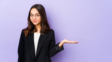 Genç, melez bir İspanyol kadın avucunun içinde bir kopya alanı gösteriyor ve belinde başka bir el tutuyor..