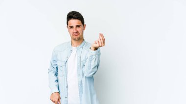 Beyaz arka planda izole genç beyaz adam onun hiç parası olmadığını gösteriyor.