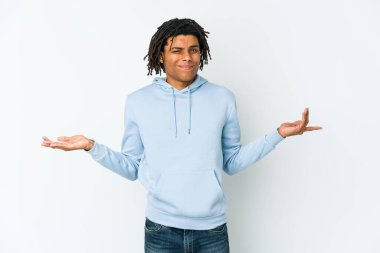 Genç Afrikalı Amerikalı Rasta adam sorgulama jesti için omuz silkiyor ve şüphe ediyor..