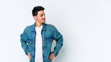 Beyaz arka planda izole edilmiş genç beyaz adam hedeflere ve amaçlara ulaşmayı hayal ediyor.