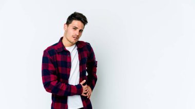 Beyaz arka planda karaciğer ağrısı çeken, karnı ağrıyan genç beyaz bir adam..