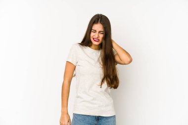 Beyaz arka planda izole edilmiş genç beyaz bir kadın sabit yaşam tarzından dolayı boyun ağrısı çekiyor..