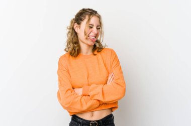 Beyaz sırtında beyaz bir kadın komik ve dost canlısı bir dille..