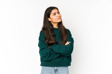 Mor arka planda izole edilmiş genç Hintli kadın hedeflerine ve amaçlarına ulaşma hayali kuruyor.