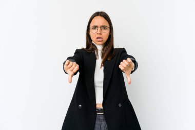 Beyaz arka planda izole edilmiş genç melez iş kadını baş parmağını aşağı gösteriyor ve hoşlanmadığını ifade ediyor..