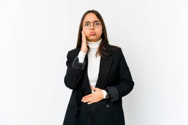 Beyaz arka planda izole edilmiş genç, melez bir iş kadını yanakları ve yorgun bir ifadesi var. Yüz ifadesi kavramı.