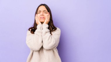 Genç, melez, Latin bir kadın yalnız başına sızlanıyor ve ağlıyor..