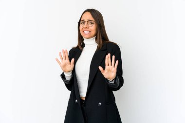 Genç melez iş kadını beyaz arka planda izole edilmiş, tiksinti gösteren birini reddediyor..