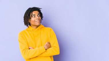 Genç Afro-Amerikan Rasta adamı hedeflerine ve amaçlarına ulaşmayı hayal ediyor.