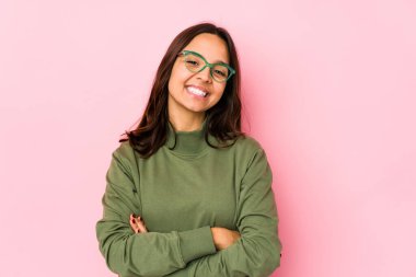 Genç, melez, yalnız, kendinden emin, kararlılıkla kollarını kavuşturan bir kadın..