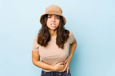 Karaciğer ağrısı çeken, karnı ağrıyan Latin kökenli genç bir kadın..