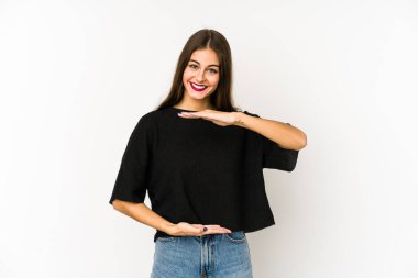 Beyaz arka planda izole edilmiş beyaz bir kadın iki eliyle bir şey tutuyor, ürün sunumu..