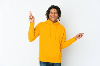 Genç Afrikalı Amerikalı Rasta adam farklı kopya alanlarını gösteriyor, birini seçiyor, parmaklarıyla gösteriyor..