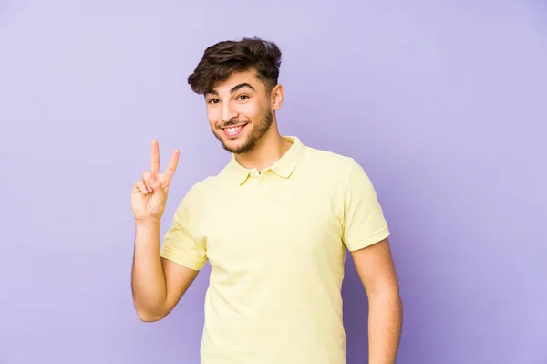 Joven Árabe Aislado Sobre Fondo Púrpura Mostrando Signo Victoria Sonriendo — Foto de Stock