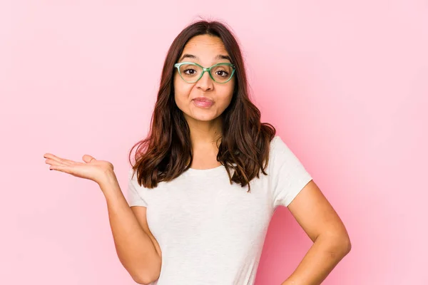 Giovane Razza Mista Donna Ispanica Isolato Dubbio Spalle Scrollando Discussione — Foto Stock