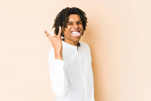 Ung Afrikansk Amerikansk Rasta Man Visar Rock Gest Med Fingrar — Stockfoto