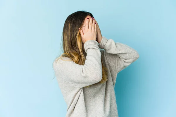 Mulher Caucasiana Jovem Isolada Fundo Azul Com Medo Cobrir Olhos — Fotografia de Stock