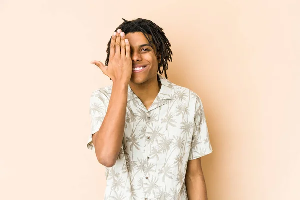 Junger Afrikanisch Amerikanischer Rastamann Hat Spaß Dabei Das Halbe Gesicht — Stockfoto