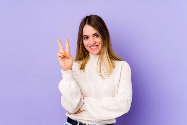 Mulher Caucasiana Jovem Isolado Fundo Roxo Mostrando Número Dois Com — Fotografia de Stock