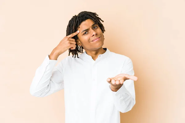 Jovem Africano Americano Rasta Homem Segurando Mostrando Produto Mão — Fotografia de Stock