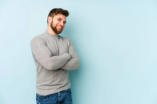 Young Caucasian Man Isolated Blue Background Who Feels Confident Crossing — Stock Photo, Image