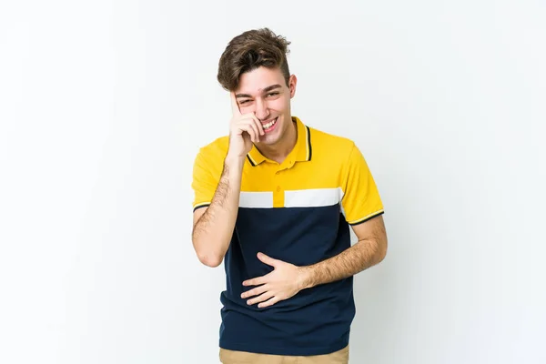 Joven Hombre Caucásico Aislado Sobre Fondo Blanco Ríe Felizmente Divierte — Foto de Stock