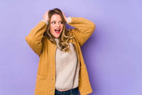 Jeune Femme Caucasienne Isolée Sur Fond Violet Criant Très Excitée — Photo