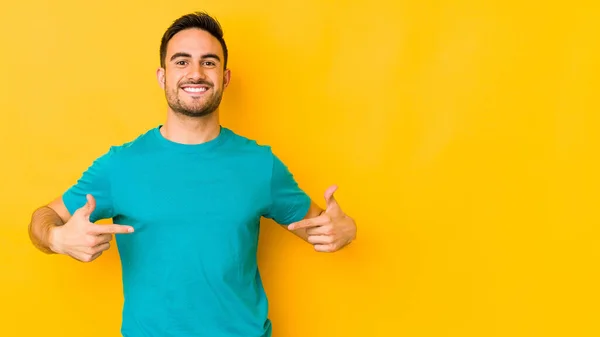 Jonge Blanke Man Geïsoleerd Gele Bakgrond Wijst Naar Beneden Met — Stockfoto