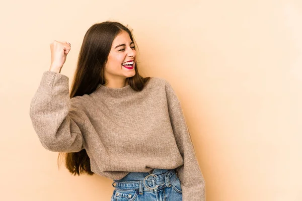 Giovane Donna Caucasica Isolato Beige Sfondo Celebrando Una Vittoria Passione — Foto Stock