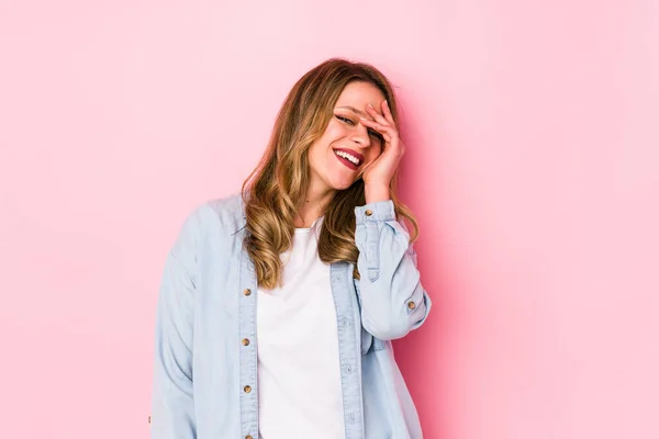 Joven Mujer Caucásica Aislada Sobre Fondo Rosa Riendo Feliz Despreocupada — Foto de Stock