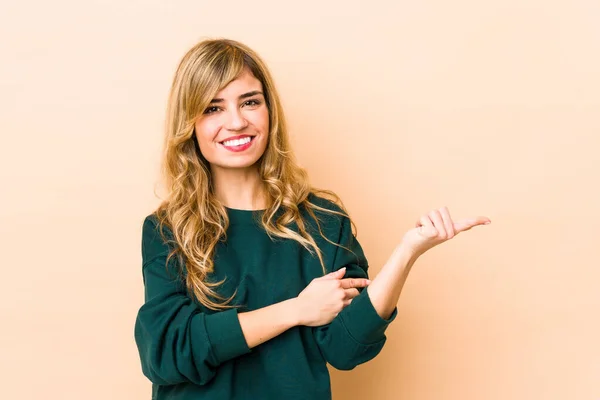 Joven Rubia Caucásica Sonriendo Alegremente Señalando Con Dedo Índice Distancia —  Fotos de Stock