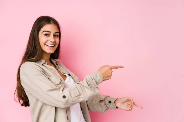 Pembe Arka Planda Poz Veren Genç Beyaz Kadın Işaret Parmağıyla — Stok fotoğraf