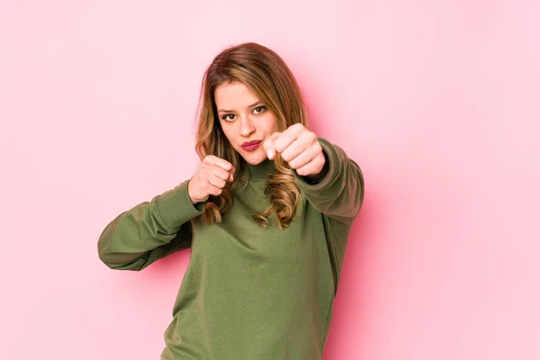 Giovane Donna Caucasica Isolata Sfondo Rosa Che Lancia Pugno Rabbia — Foto Stock