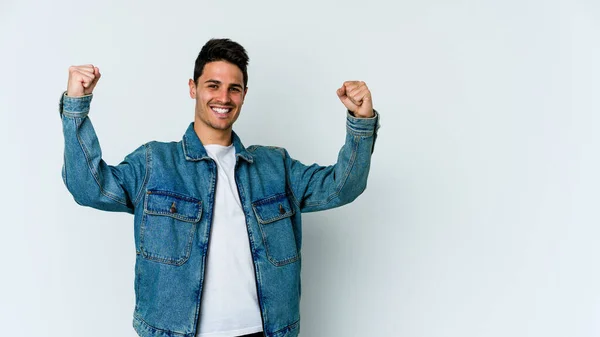 Joven Hombre Caucásico Aislado Sobre Fondo Blanco Animando Despreocupado Emocionado — Foto de Stock