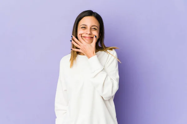 Giovane Donna Isolata Sfondo Viola Dubitare Tra Due Opzioni — Foto Stock