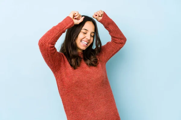 Ung Blandad Ras Latinamerikansk Kvinna Isolerad Firar Speciell Dag Hoppar — Stockfoto