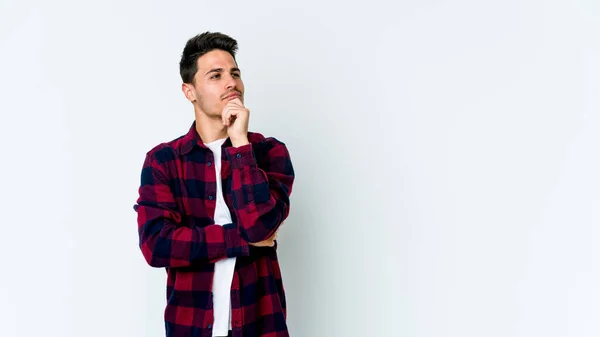 Jeune Homme Caucasien Isolé Sur Fond Blanc Regardant Latéralement Avec — Photo