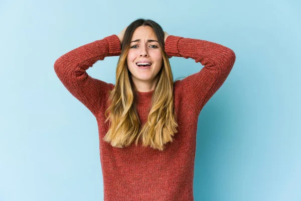 Joven Mujer Caucásica Aislada Sobre Fondo Azul Gritando Rabia —  Fotos de Stock