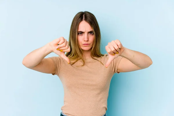 Junge Kaukasische Frau Isoliert Auf Blauem Hintergrund Zeigt Eine Ablehnende — Stockfoto