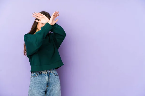 Mujer Joven Caucásica Aislada Sobre Fondo Púrpura Manteniendo Dos Brazos —  Fotos de Stock